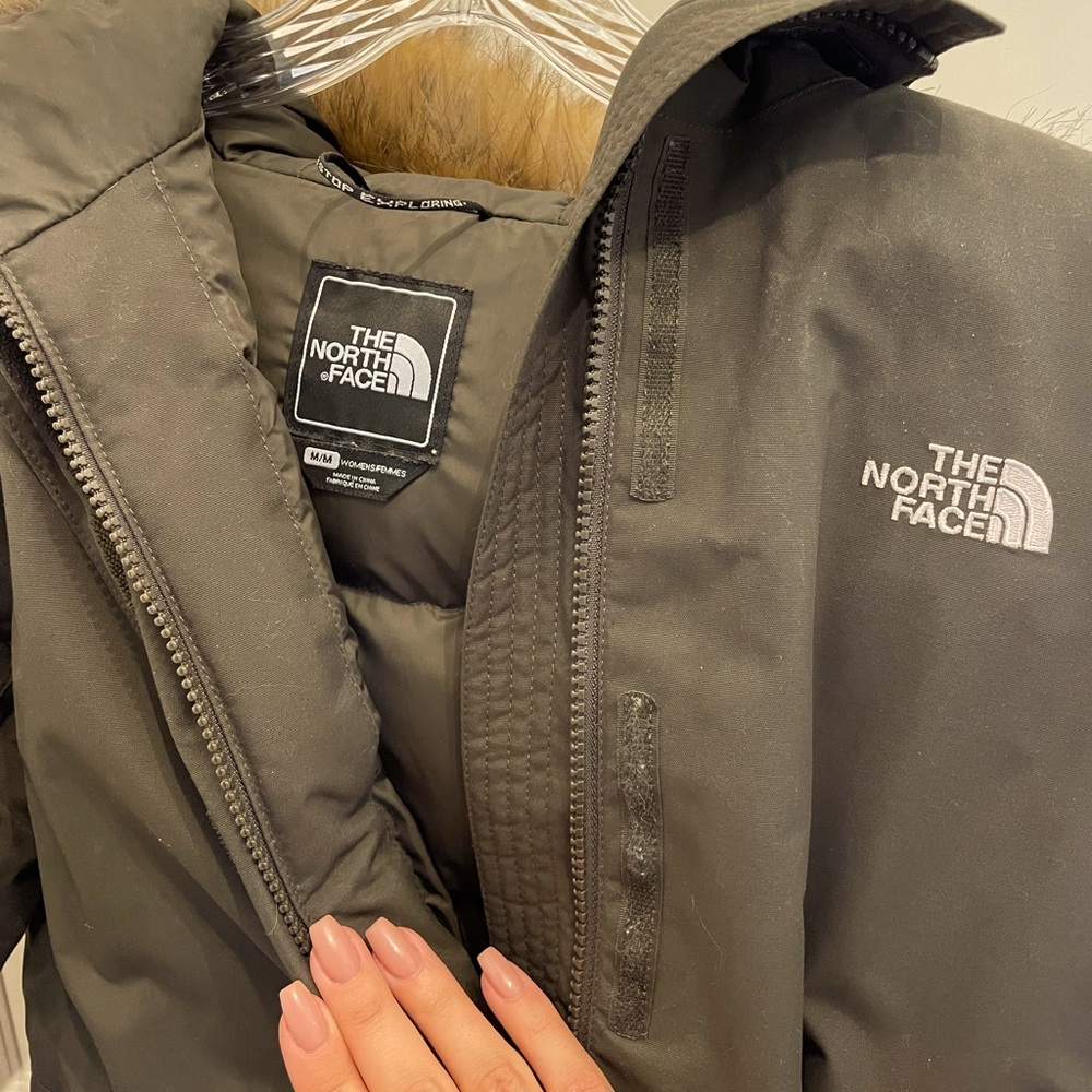 Northface Winter Coat - Size Medium - image 3